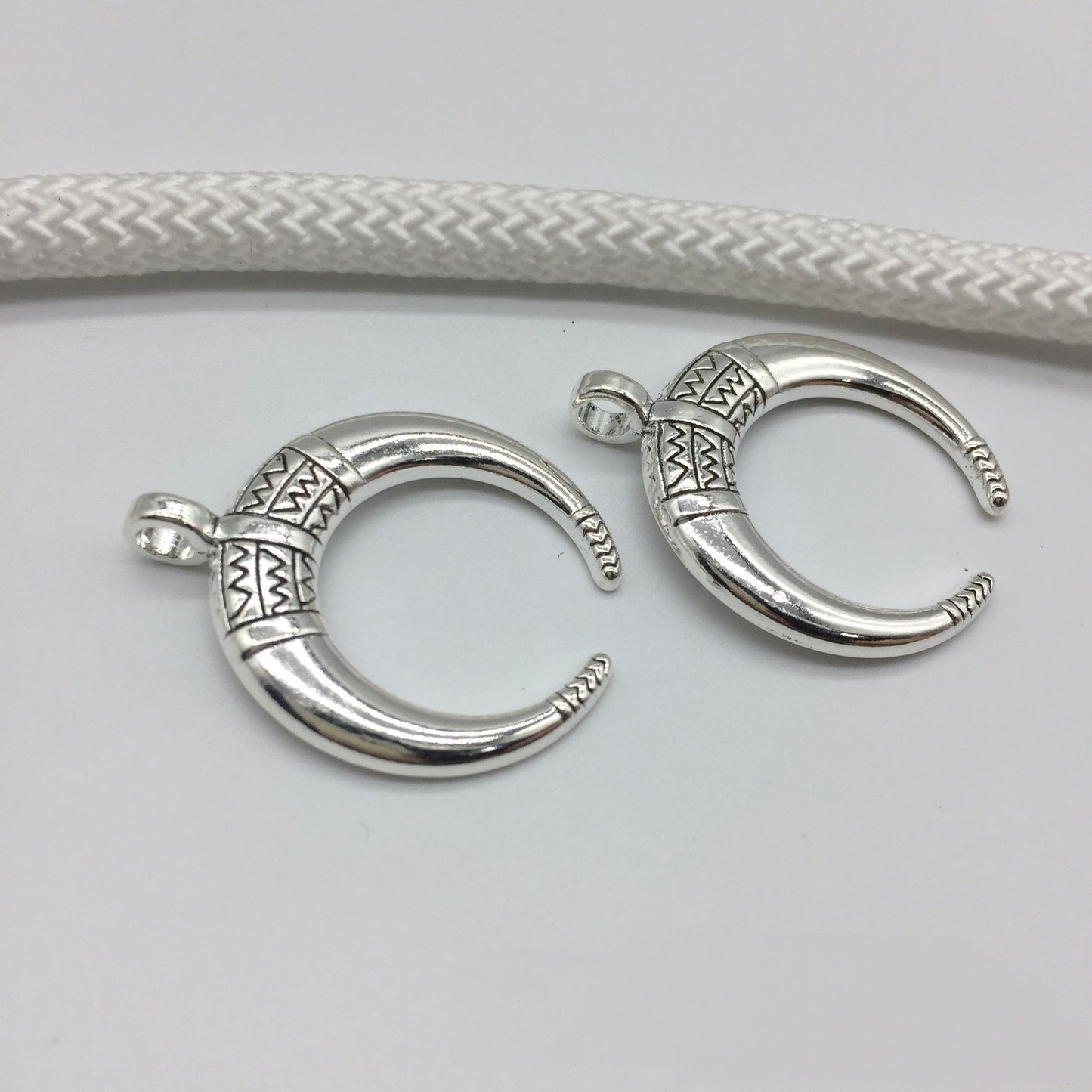 Antique Silver Moon-shaped pendant, 10pcs