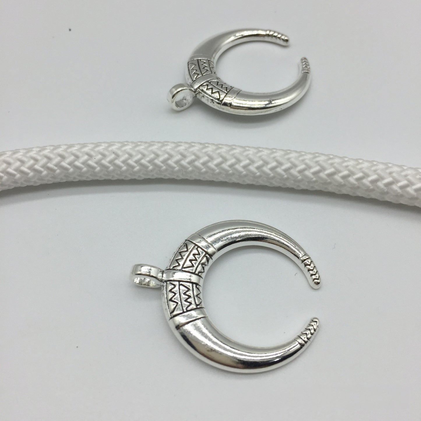 Antique Silver Moon-shaped pendant, 10pcs