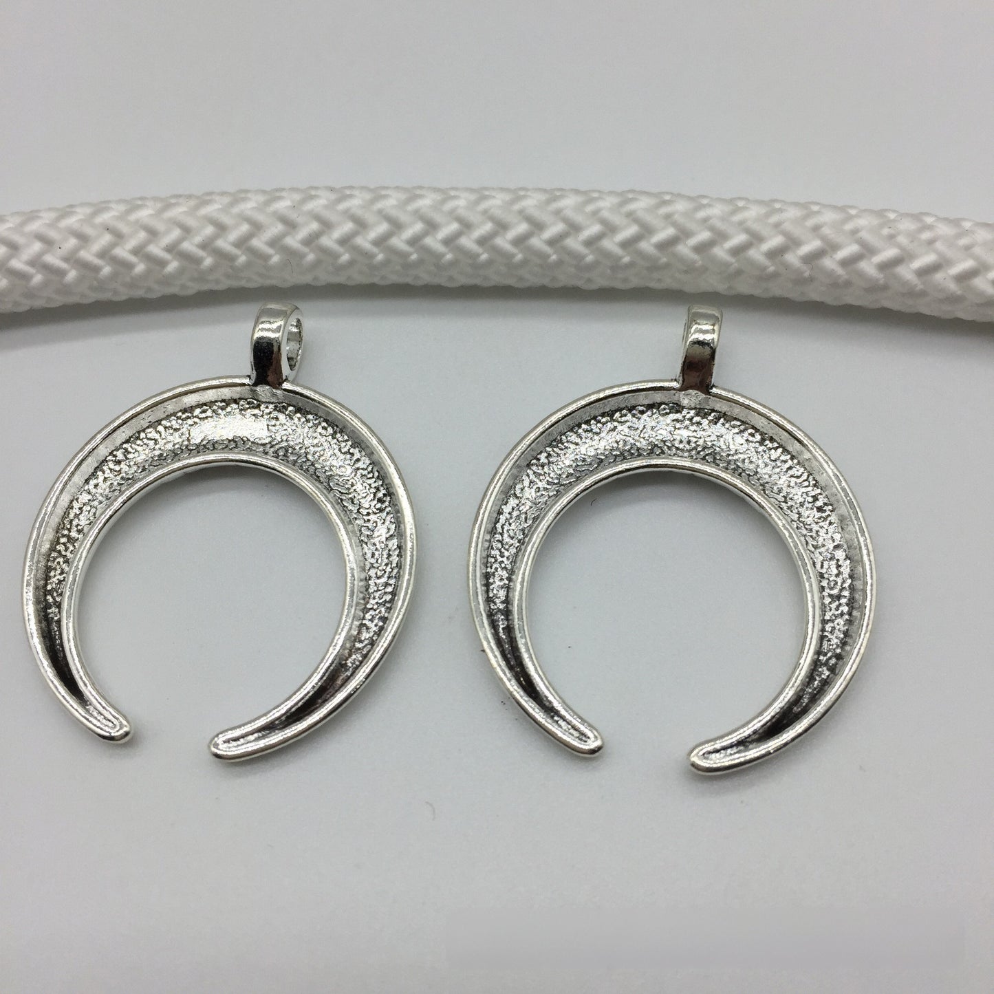 Antique Silver Moon-shaped pendant, 10pcs