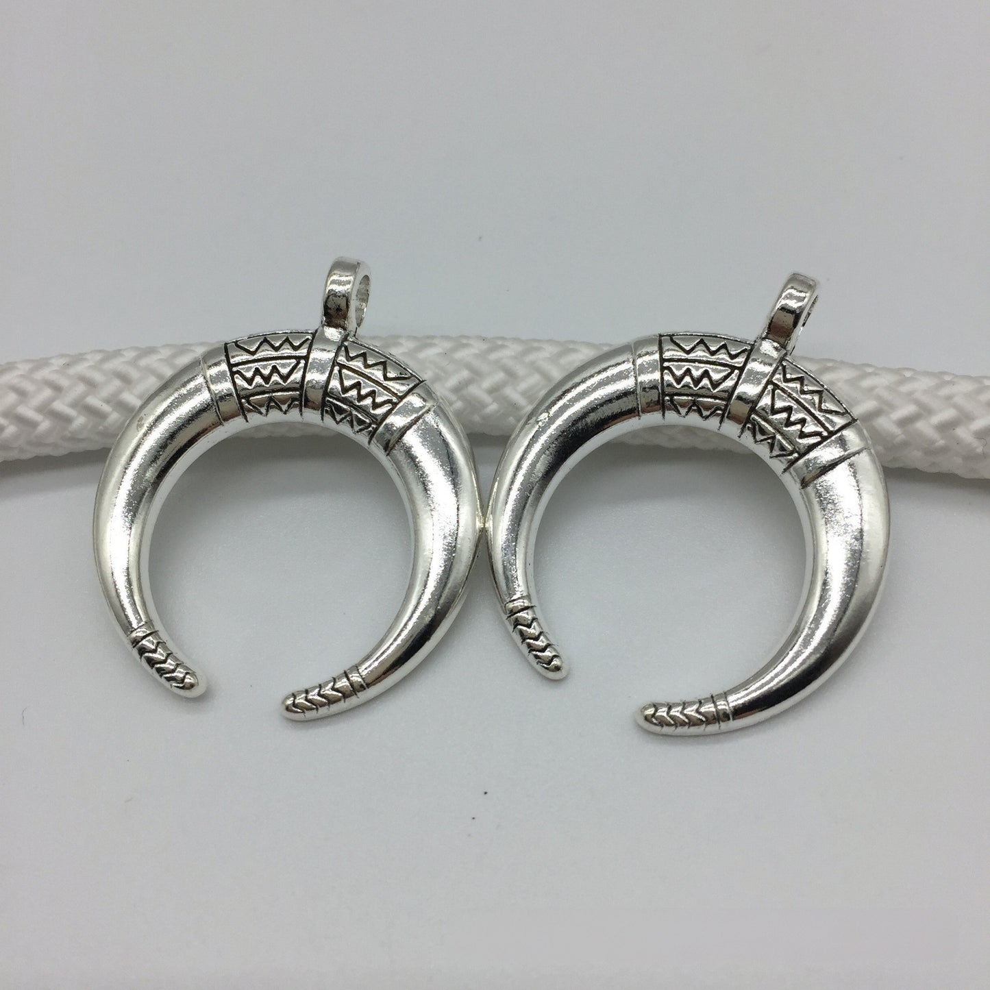 Antique Silver Moon-shaped pendant, 10pcs